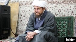 هواداران عباس تبریزیان وی را آیتالله و «پدر طب اسلامی» میخوانند