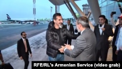 Встреча вокалиста System of a Down Сержа Танкяна (в центре) и армянского политика, будущего премьера Никола Пашиняна, Ереван, 7 мая 2018 года