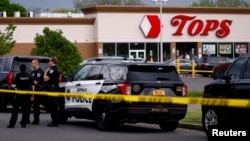 Policija na mestu pucnjave ispred supermarketa "Tops" u gradu Bufalo, SAD, 14. maj 2022.