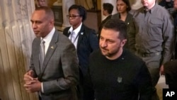 Лидер меньшинства в Палате представителей США Хаким Джеффрис из Нью-Йорка (слева) и президент Украины Владимир Зеленский идут на встречу в Капитолии, 12 декабря 2023 года, в Вашингтоне