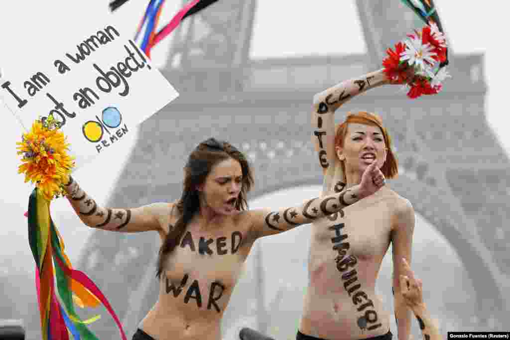 Шачко (слева) во время протеста против сексизма в исламе, Париж, 2012 год.&nbsp;