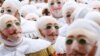 Belgia, carnavalul de la Binche, figurând membrii confreriei de Gilles, purtând masca lor tradițională și costumul de inițiați. Belgia are multe asemenea tradiții încă vii, dar UNESCO tocmai a șters carnavalul din Ath de pe listele patrimoniului mondial, din motive de „rasism”,