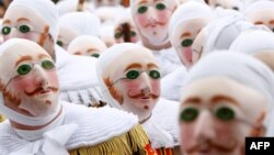 Belgia, carnavalul de la Binche, figurând membrii confreriei de Gilles, purtând masca lor tradițională și costumul de inițiați. Belgia are multe asemenea tradiții încă vii, dar UNESCO tocmai a șters carnavalul din Ath de pe listele patrimoniului mondial, din motive de „rasism”,