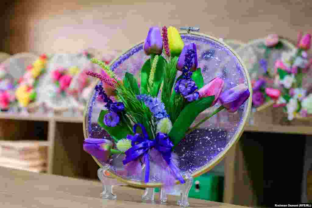 Vezeni uzorci nisu njihove jedine kreacije. Tamo imaju i priliku da kreiraju cvjetne bukete.