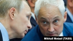 Глава России Владимир Путин и новый министр обороны РФ Андрей Белоусов