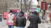 Trecători cu măști pe străzile din Chișinău, în plină epidemie de coronavirus