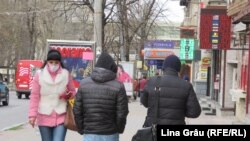 Trecători cu măști pe străzile din Chișinău, în plină epidemie de coronavirus