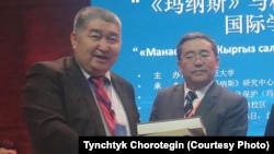 Tynchtybek Choroteghin (left) with the Chinese scholar and author of Kyrgyz descent, Mambetturdu Mambetakun