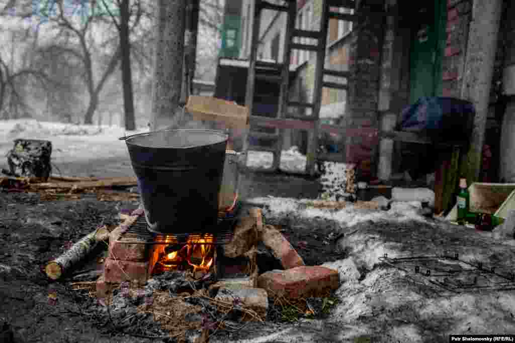 Набрать снега и растопить его - еще один способ найти воды в городе, где водопровод перебит обстрелом. &nbsp;