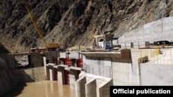 Сүрөттө: Камбар-Ата-2 ГЭСи. Жаңы курулчу Камбар-Ата-1 ГЭСинин кубаттуулугу 1 млн. 900 кВт болуп, өлкөдөгү эң ири ГЭСтердин бири болмокчу.