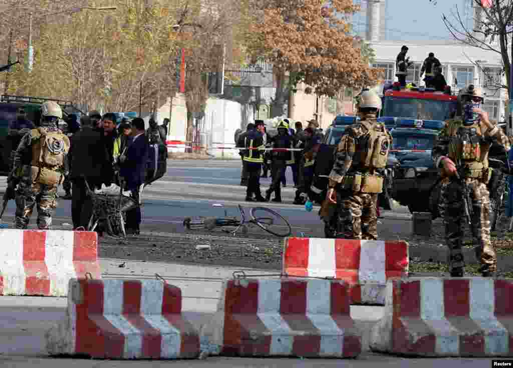 АВГАНИСТАН - Најмалку шестмина загинале, а десетмина се повредени во самоубиствен бомбашки напад во близина на протест во Кабул, каде што стотици луѓе протестирале против, како што велат, неуспехот на владата да го заштити шиитското хазарејско малцинство од талибанските напади.&nbsp;