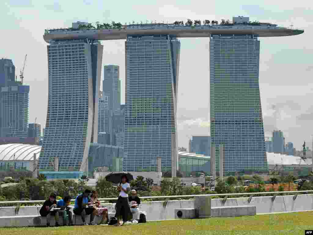 Гатэлі "Marina Bay Sands" у Сынгапуры. Комплекс цаною 5,5 мільярда даляраў, пабудаваны амэрыканскім гульнявым гігантам "Las Vegas Sands", афіцыйна адкрыецца 24 чэрвеня