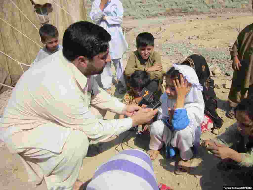 خیبر: د وران شوي ښوونځي یوه ماشومه د مشال له خبریال فرهاد شینواري سره خبرې کوي