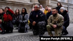 Батько і побратим загиблого бразильського добровольця Луїса Феліпе Вієйра Толедо Порто під час поховання