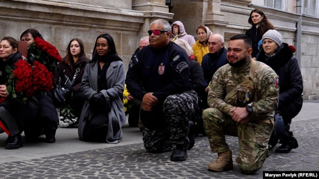 Батько і побратим загиблого бразильського добровольця Луїса Феліпе Вієйра Толедо Порто під час поховання