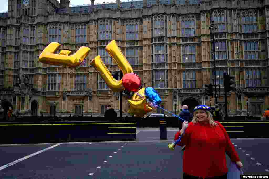 Anti-Breksit, ÝB tarapdar protestçi parlament binasynyň daş işiginde protest bildirýär.&nbsp; London. (Reuters/Toby Melville)