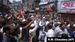 Shopkeepers stage a protest at a market demanding the government allow them to reopen their businesses in July. (file photo)