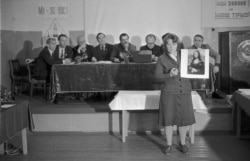 O femeie prezintă un referat despre Mona Lisa la o competiție de foraj petrolier, în mai 1983.