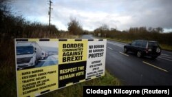 Poruka "protiv Brexita" na granici pored okruga Cavan (Kaven) u Irskoj i okruga Fermanagh (Fermana) u Sjevernoj Irskoj pored Woodforda (Vudford)