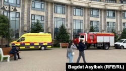 Окрестности Дворца школьников в Алматы в день общественных слушаний по проекту строительства горного курорта в Кок-Жайлау. 26 мая 2026 года