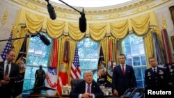 Дональд Трамп и СМИ в овальном кабинете. Вашингтон, США, а19рхивное фото