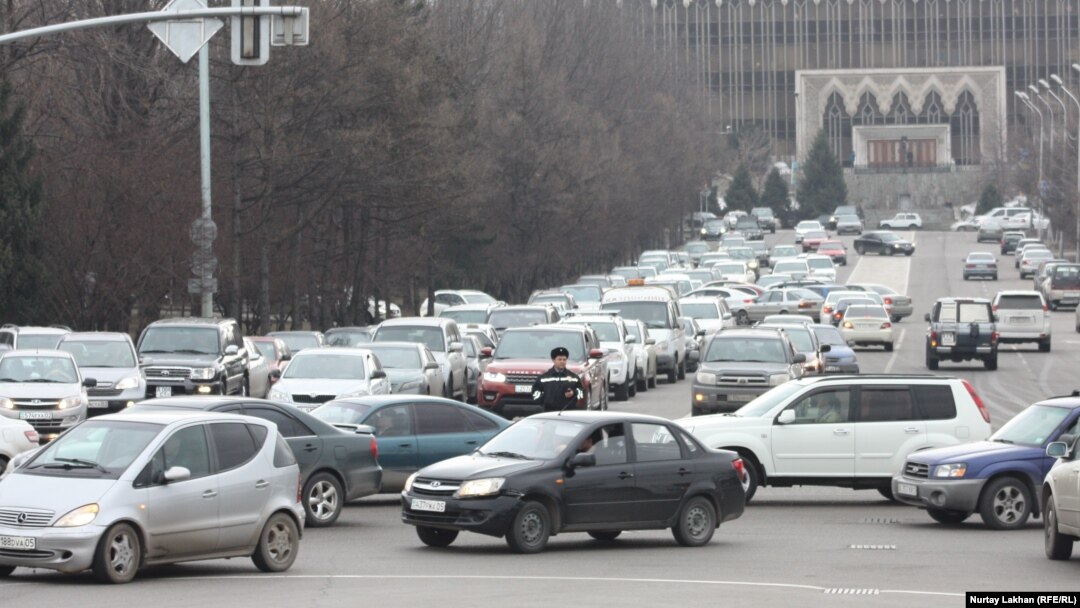 Қала көшелерінің бірі. Алматы, 20 наурыз 2014 жыл. (Көрнекі сурет)