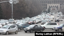 Қала көшелерінің бірі. Алматы, 20 наурыз 2014 жыл. (Көрнекі сурет)