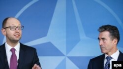 Secretarul general NATO Anders Fogh Rasmussen cu premierul ucrainean Arseni Iațeniuk la sediul NATO din Bruxelles pe 6 martie, 2014
