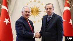 Sekretari amerikan i Shtetit, Rex Tillerson, dhe presidenti i Turqisë, Recep Tayyip Erdogan. Ankara, 30 mars 2017.