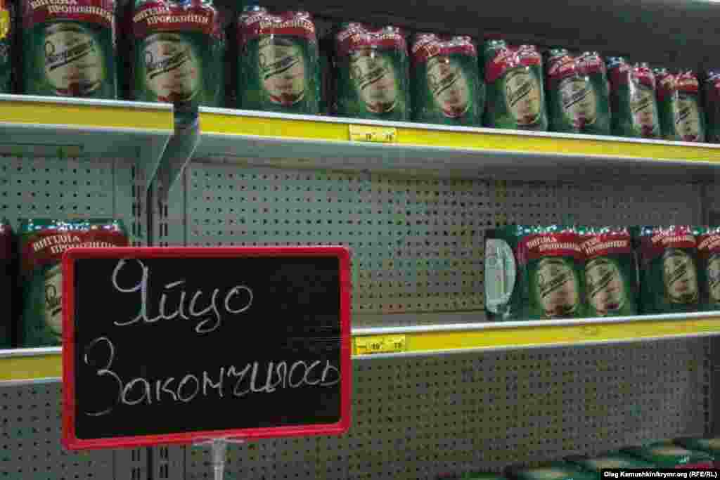 В симферопольском «Фуршете» вместо отсутствующих яиц полки заполонило пиво, 28 мая 2014 года