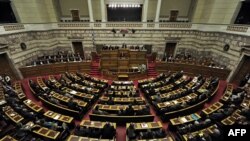 Грекия премьер-министрі Лукас Пападемос парламентте сөз сөйлеп тұр. Афины, 16 қараша, 2011 жыл. 