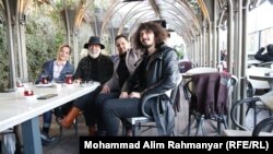 .محمد جان گُورن هنرمند مشهوروسابقه دارافغانستان با شماری از بازیگران سینما در کشور ترکیه