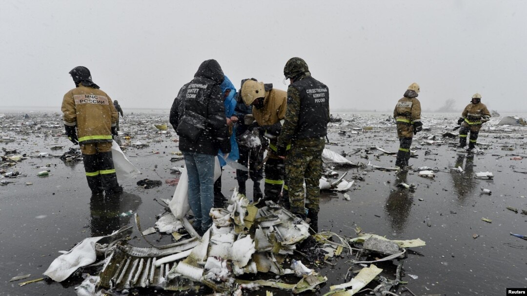 На месте падения "Боинга-737" работают следователи, сотрудники МЧС, 19 марта 2016 года