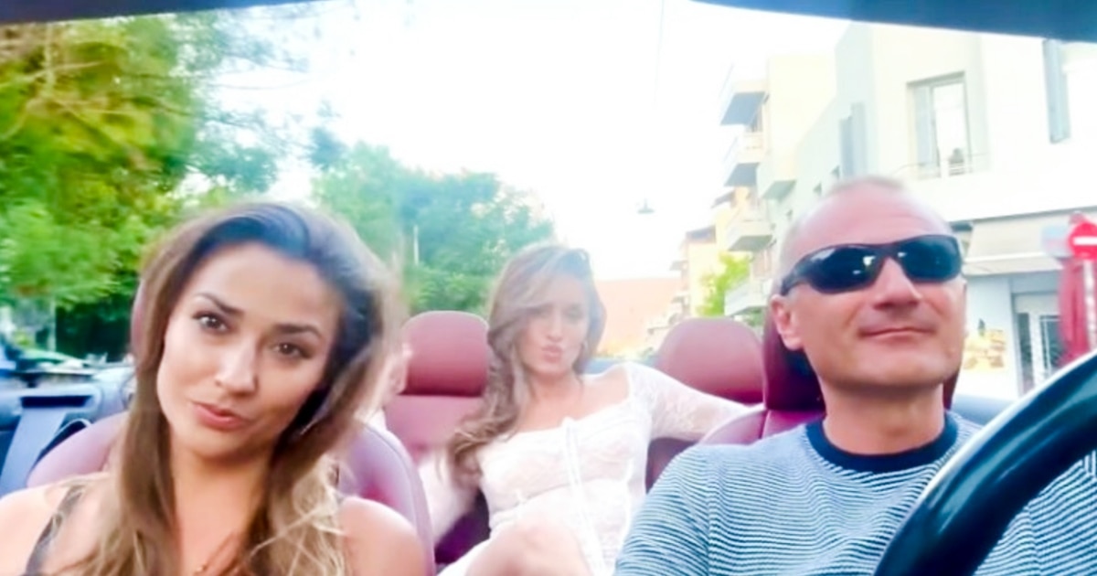 Видео на мъж, който кара кабриолет с две жени в