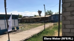Угол дома, откуда, по мнению родственников Галы Бактыбаева, стреляли в активиста. Посёлок Атасу, 1 июня 2019 года
