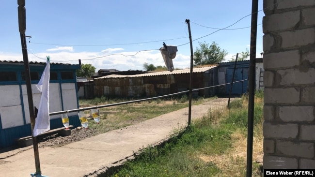 Угол дома, где, по мнению родственников Галы Бактыбаева, мог затаиться убийца в ожидании прихода его домой. Отсюда же предположительно стреляли. Поселок Атасу, Карагандинская область, 1 июня 2019 года.