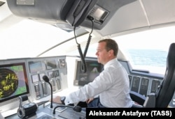 Премьер-министр РФ Дмитрий Медведев в кабине скоростного пассажирского судна «Комета» во время церемонии открытия в морском порту регулярного морского движения между Севастополем и Ялтой. Севастополь, 30 июля 2018 года