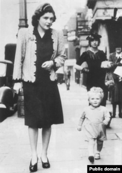 Памела Черчилль с сыном Уинстоном