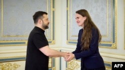 Președintele Ucrainei, Volodimir Zelenski (stânga), în timpul întâlnirii cu ministrul român de Externe, Oana Țoiu, la Kiev, 7 august 2025.