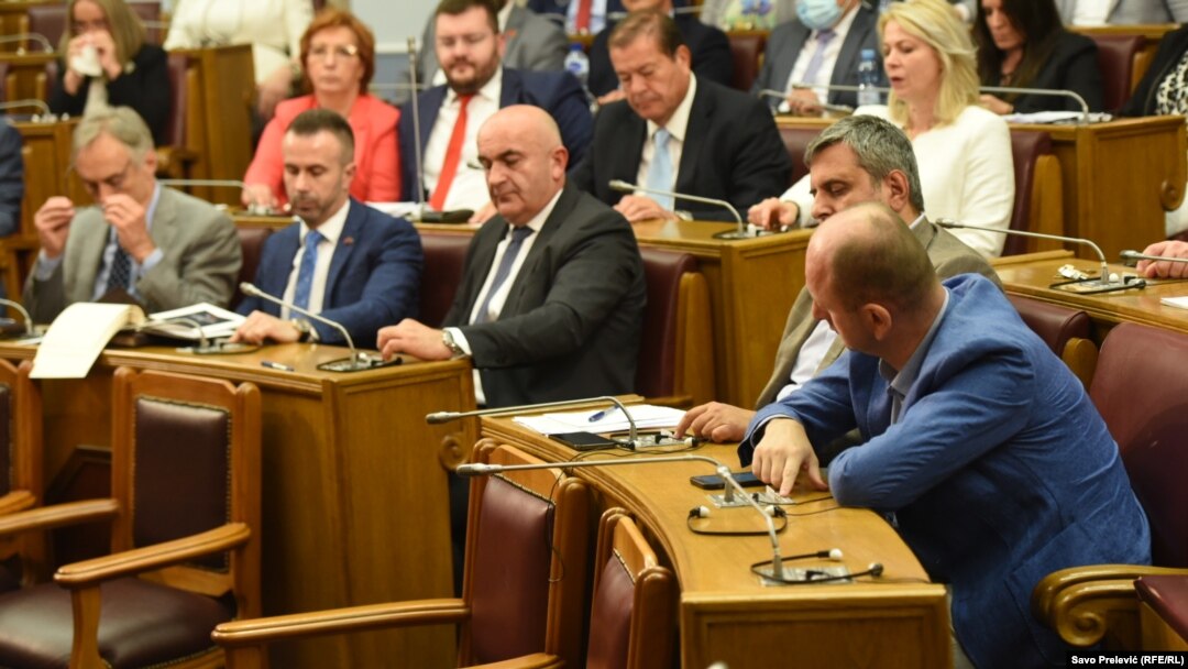 Za Rezoluciju glasalo je 55 poslanika iz opozicije i dijela vladajuće koalicije, dok je 19 poslanika vladajuće koalicije bilo protiv, a sedam uzdržanih.