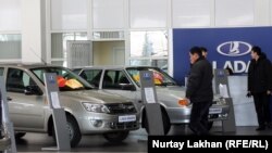 Автомобили российских марок, выставленные на продажу. Алматы, 28 декабря 2012 года.