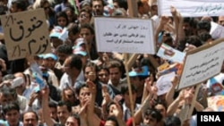 تظاهرات کارگران در اعتراض به دریافت نکردن دستمزد خود.
عکس از ایسنا