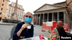 Žena sa zaštitnom maskom na kafi u Rimu, 18. maj, 2020. 