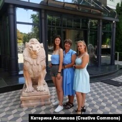 Катерина з мамою та сестрою біля МГУ в Одесі