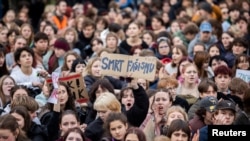 Sute de oameni, mai ales tineri, au demonstrat pe 9 decembrie la Praga împotriva cooptării în noul guvern a lui Filip Turek, politician cu păreri de extremă-dreapta. 