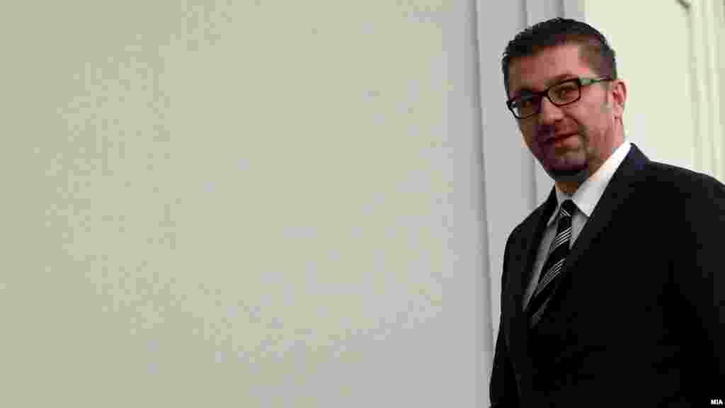 МАКЕДОНИЈА - Лидерот на ВМРО-ДПМНЕ, Христијан Мицкоски, по средбата со премиерот Зоран Заев, изјави дека и понатаму останува на ставот дека тие нема да бидат дел од, како што рече, капитулацијата на Македонија со договорот на Заев и Ципрас.