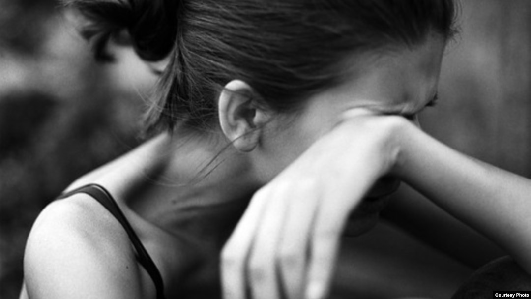 Әйелі күйеуінің достарының көңілін көтереді Әйелі күйеуінің достарының көңілін көтереді