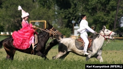 Порно сіз үшін тым жас Үйдің дизайнерін оның иесі ұрып тастады.