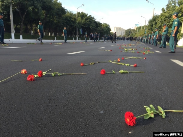 Узбекистан простился с президентом Каримовым. ФОТО