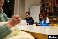 Аварійний пункт при церкві у районі Берліна, який залишився без світла, 4 січня 2026 року